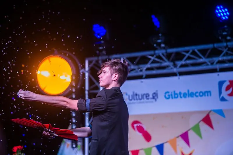 Rubén Silva actuando con una esfera iluminada ante el público