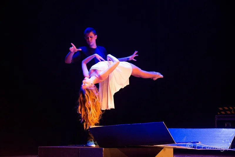Número de levitación en el escenario con Rubén Silva y su compañera
