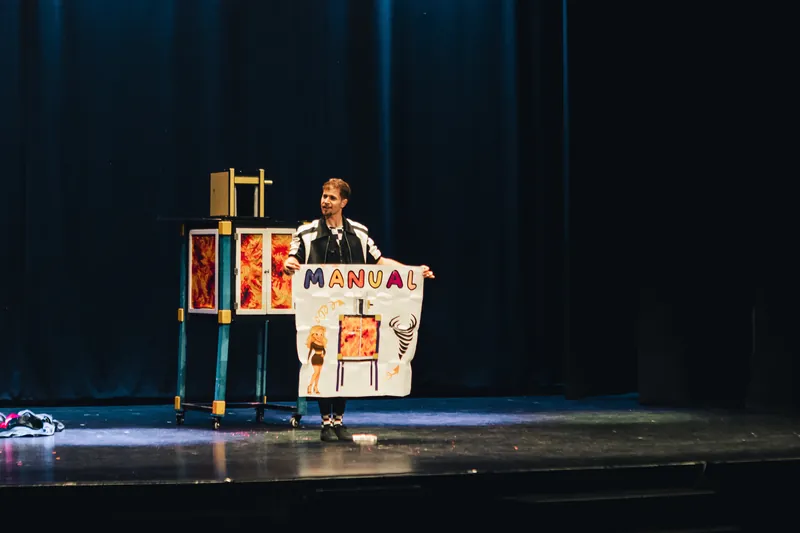 Rubén Silva junto a una mesa de material mágico en el escenario