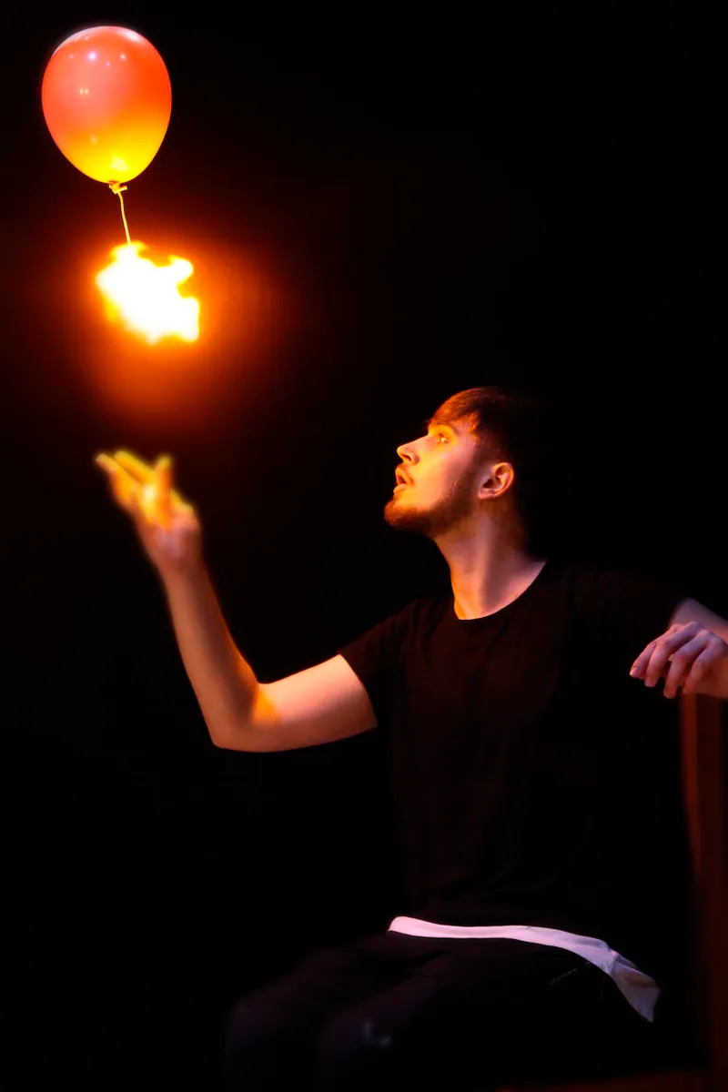 Rubén Silva realizando un efecto con un globo iluminado