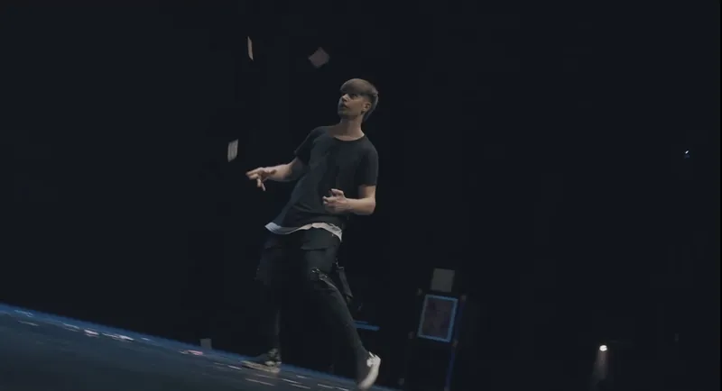 Rubén Silva en una secuencia de magia visual en el escenario