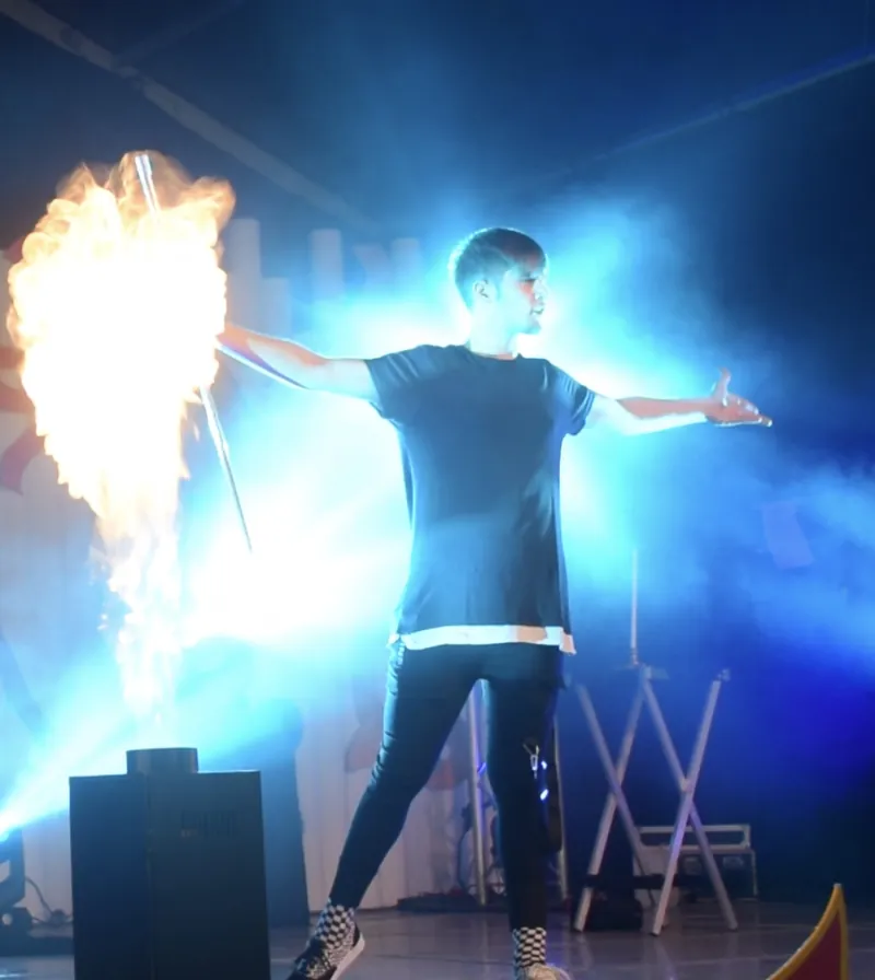 Rubén Silva frente a luces y efectos de humo en el escenario